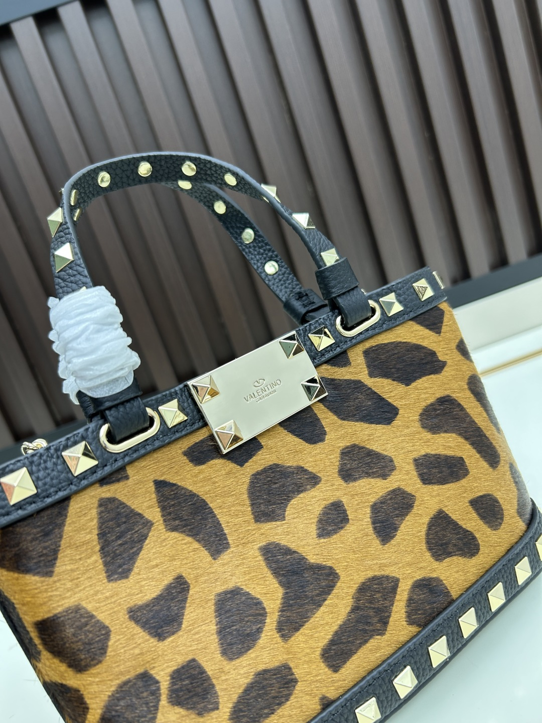 马毛新品上架VALENTNO GARAVANI ROCKSTUD 迷你粒面小牛皮手袋 这款手袋配有手提柄