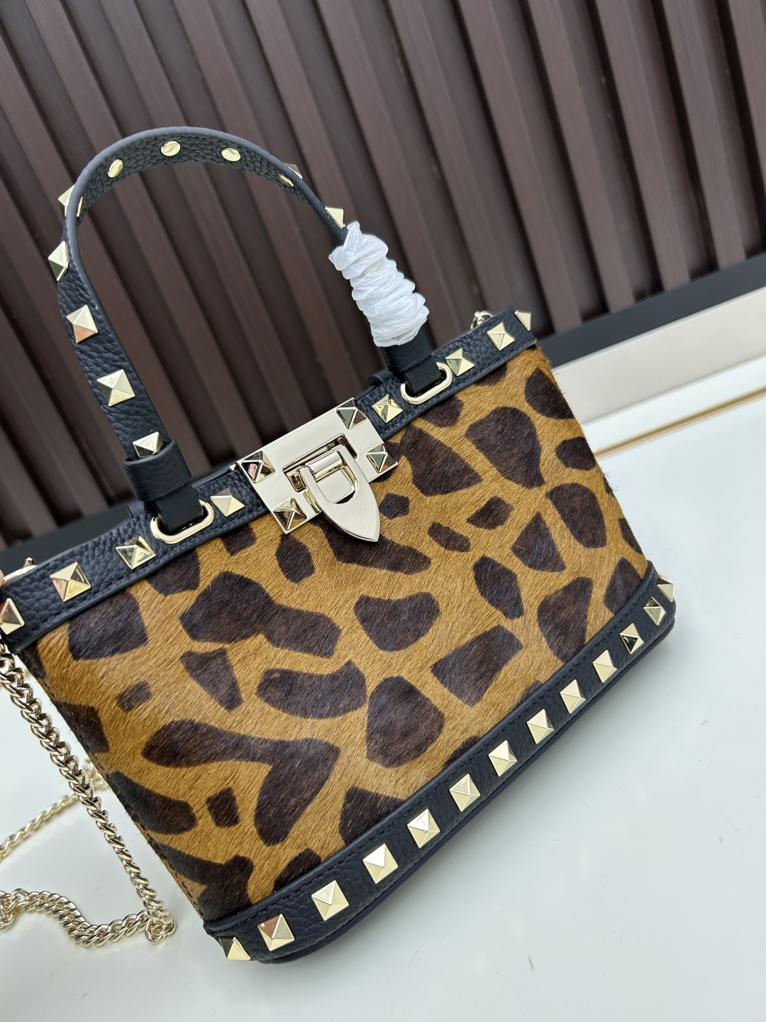 马毛新品上架VALENTNO GARAVANI ROCKSTUD 迷你粒面小牛皮手袋 这款手袋配有手提柄