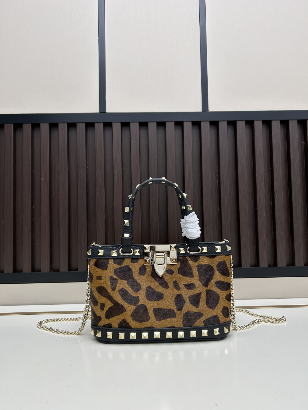 马毛新品上架VALENTNO GARAVANI ROCKSTUD 迷你粒面小牛皮手袋 这款手袋配有手提柄