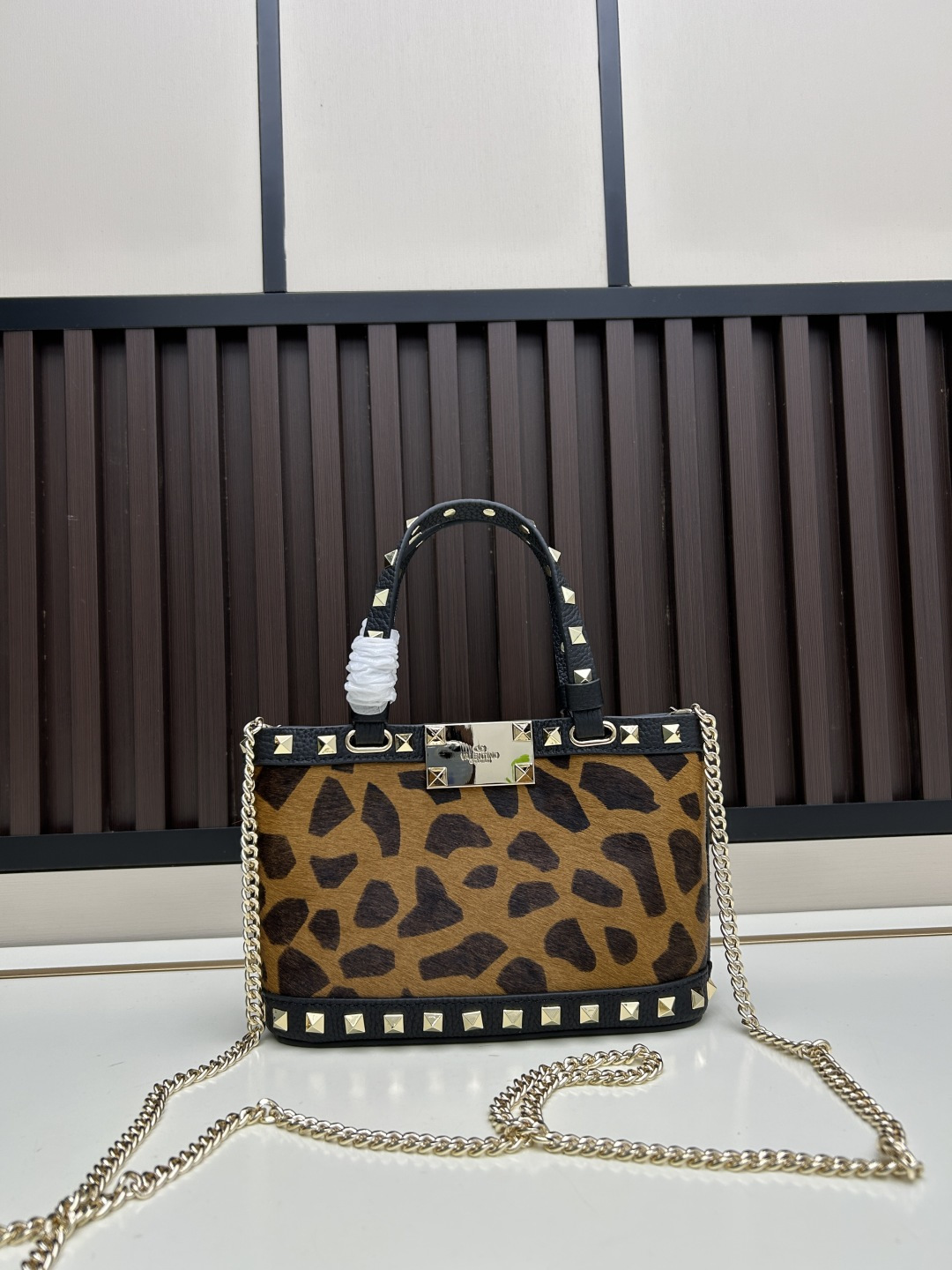 马毛新品上架VALENTNO GARAVANI ROCKSTUD 迷你粒面小牛皮手袋 这款手袋配有手提柄