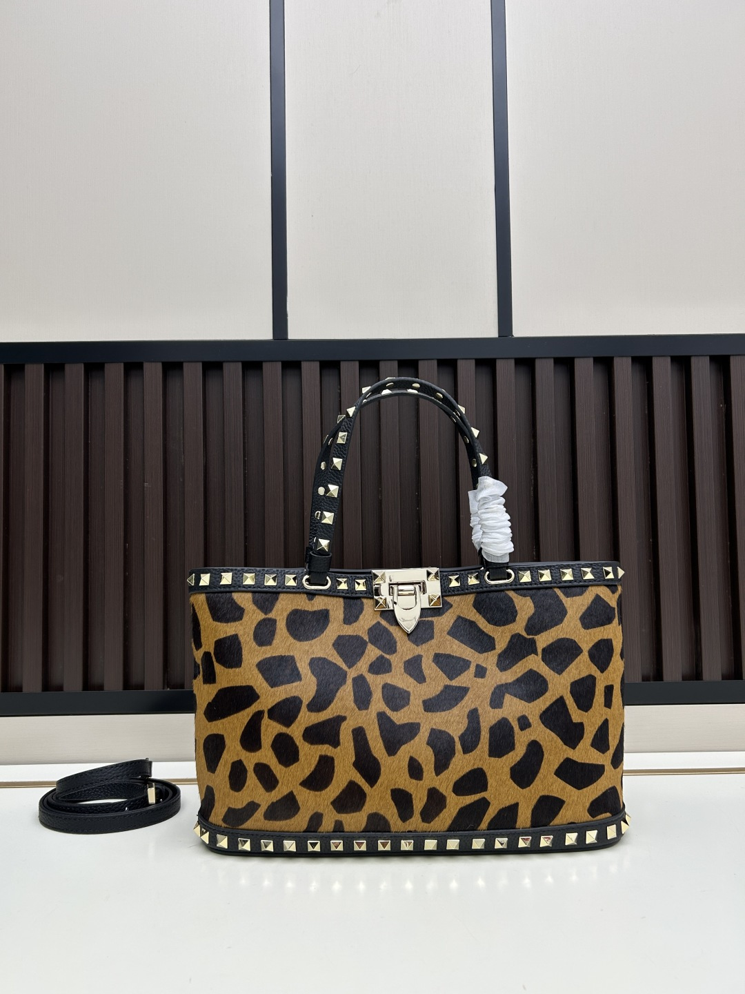 马毛新品上架VALENTNO GARAVANI ROCKSTUD 迷你粒面小牛皮手袋 这款手袋配有手提柄