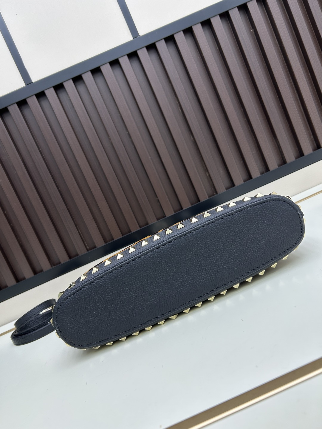 马毛新品上架VALENTNO GARAVANI ROCKSTUD 迷你粒面小牛皮手袋 这款手袋配有手提柄