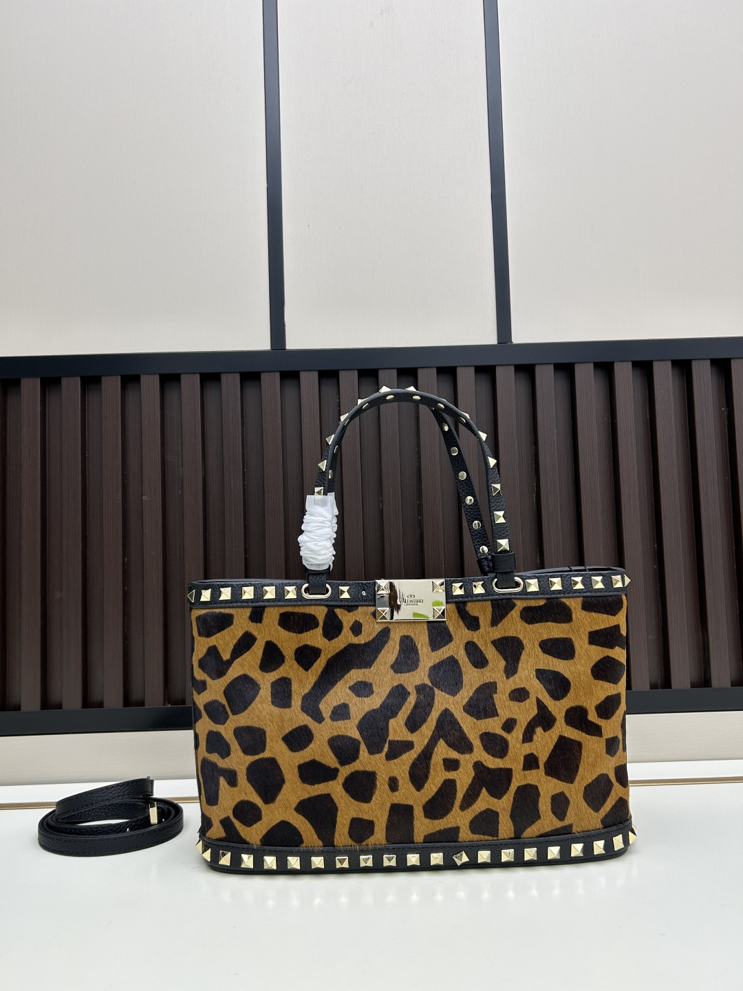 马毛新品上架VALENTNO GARAVANI ROCKSTUD 迷你粒面小牛皮手袋 这款手袋配有手提柄