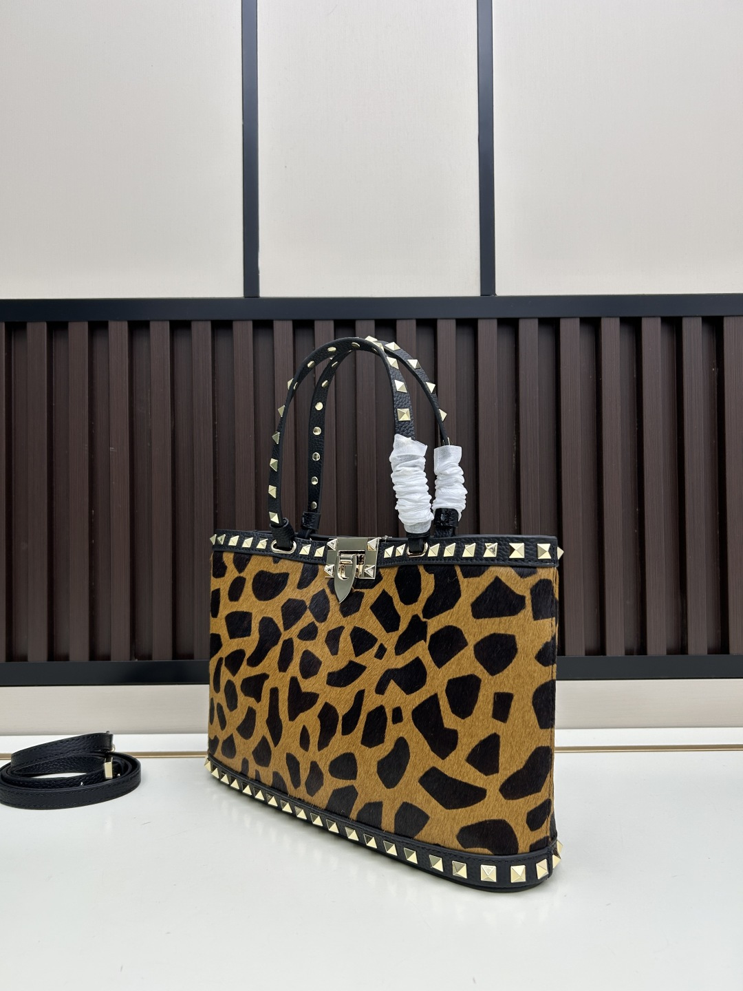 马毛新品上架VALENTNO GARAVANI ROCKSTUD 迷你粒面小牛皮手袋 这款手袋配有手提柄