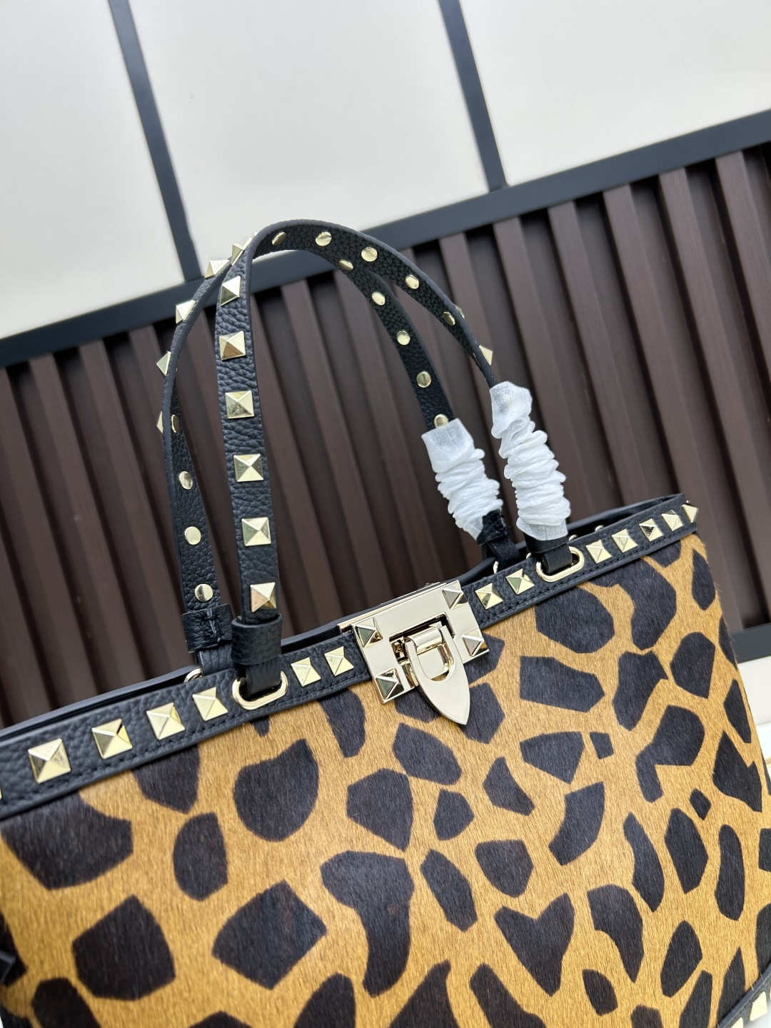 马毛新品上架VALENTNO GARAVANI ROCKSTUD 迷你粒面小牛皮手袋 这款手袋配有手提柄