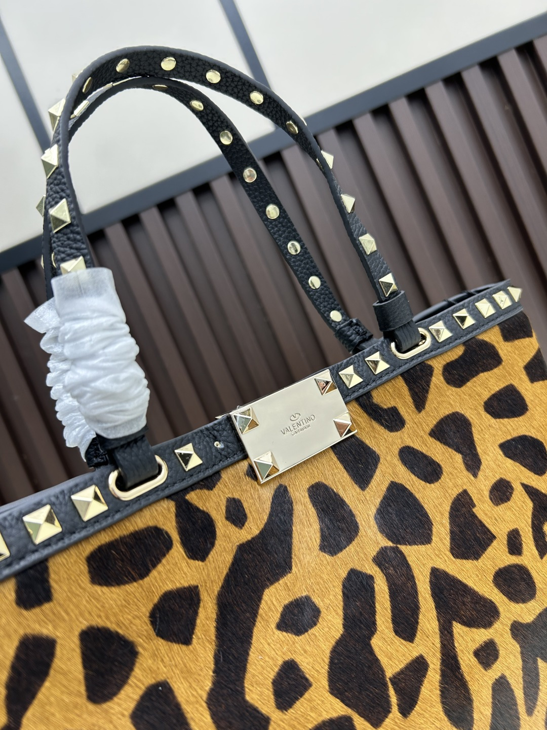 马毛新品上架VALENTNO GARAVANI ROCKSTUD 迷你粒面小牛皮手袋 这款手袋配有手提柄