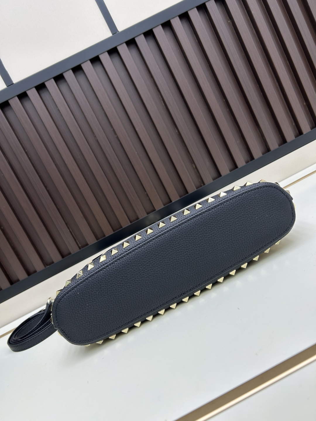 马毛新品上架VALENTNO GARAVANI ROCKSTUD 迷你粒面小牛皮手袋 这款手袋配有手提柄