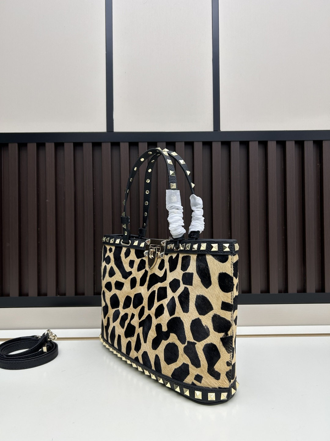 马毛新品上架VALENTNO GARAVANI ROCKSTUD 迷你粒面小牛皮手袋 这款手袋配有手提柄