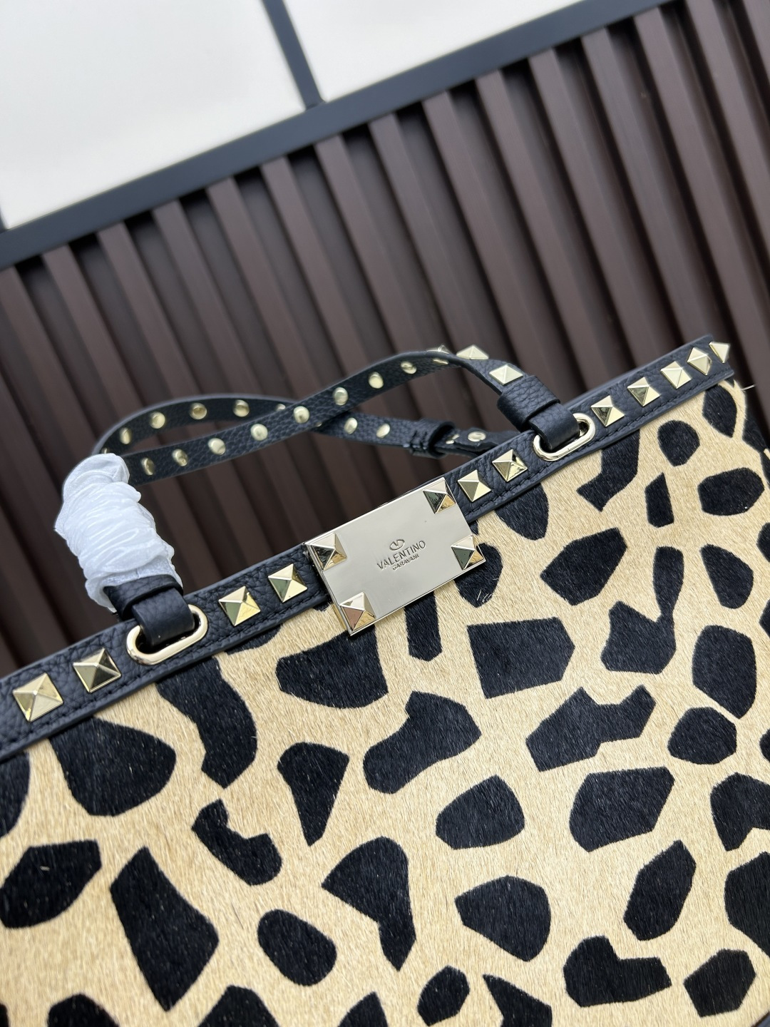 马毛新品上架VALENTNO GARAVANI ROCKSTUD 迷你粒面小牛皮手袋 这款手袋配有手提柄