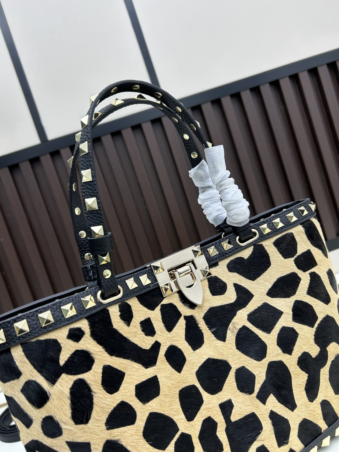 马毛新品上架VALENTNO GARAVANI ROCKSTUD 迷你粒面小牛皮手袋 这款手袋配有手提柄