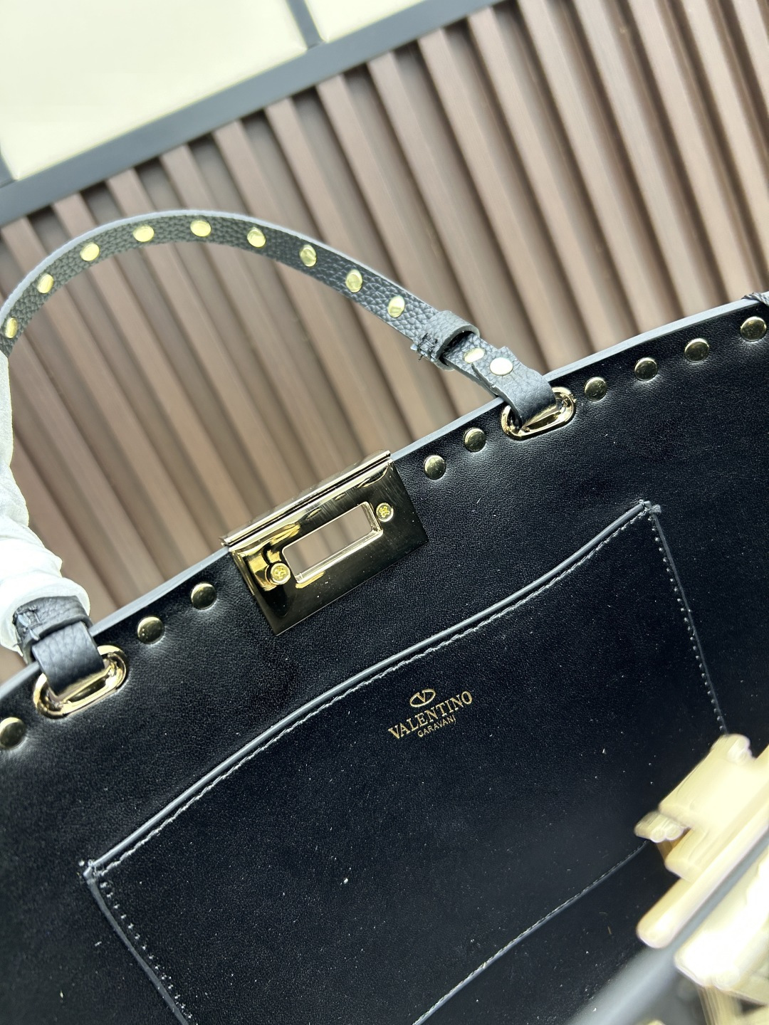 马毛新品上架VALENTNO GARAVANI ROCKSTUD 迷你粒面小牛皮手袋 这款手袋配有手提柄