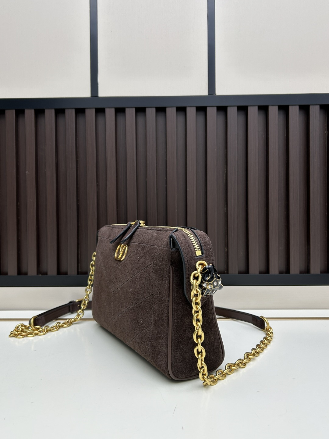 小号磨砂GARAVANI PANTHEA 手袋采用亮面和哑光羊皮革材质拼接出 V 形图案， 饰以珐琅兽头