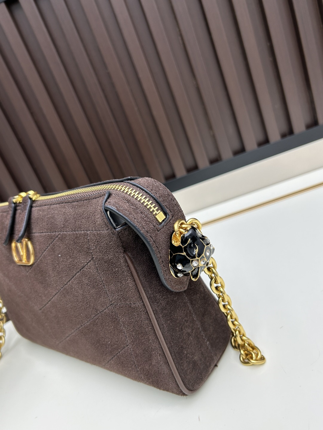 小号磨砂GARAVANI PANTHEA 手袋采用亮面和哑光羊皮革材质拼接出 V 形图案， 饰以珐琅兽头