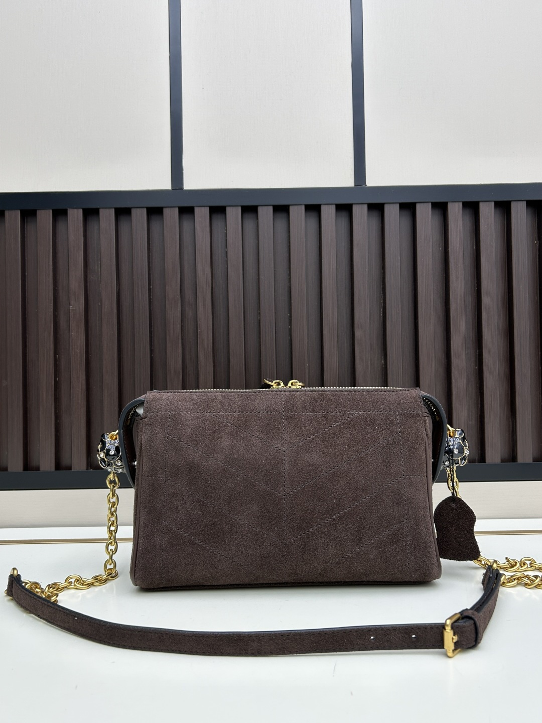 小号磨砂GARAVANI PANTHEA 手袋采用亮面和哑光羊皮革材质拼接出 V 形图案， 饰以珐琅兽头