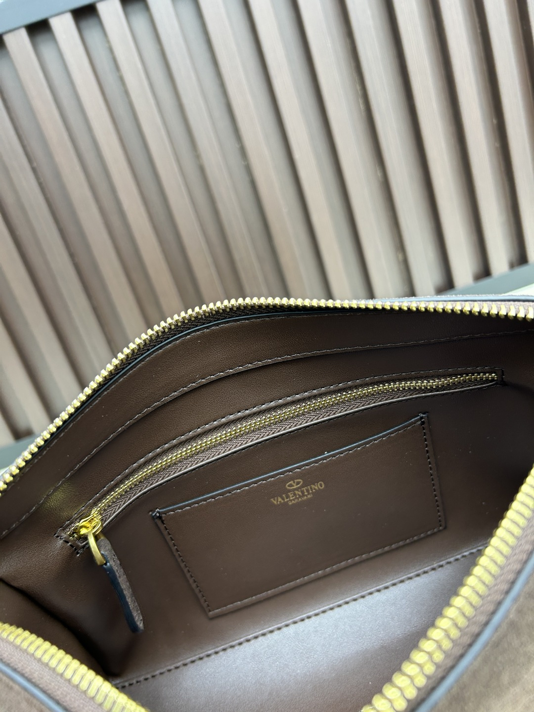 小号磨砂GARAVANI PANTHEA 手袋采用亮面和哑光羊皮革材质拼接出 V 形图案， 饰以珐琅兽头