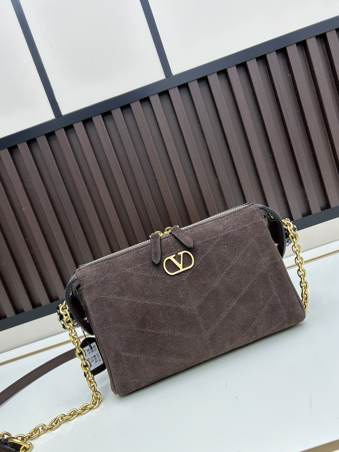 小号磨砂GARAVANI PANTHEA 手袋采用亮面和哑光羊皮革材质拼接出 V 形图案， 饰以珐琅兽头