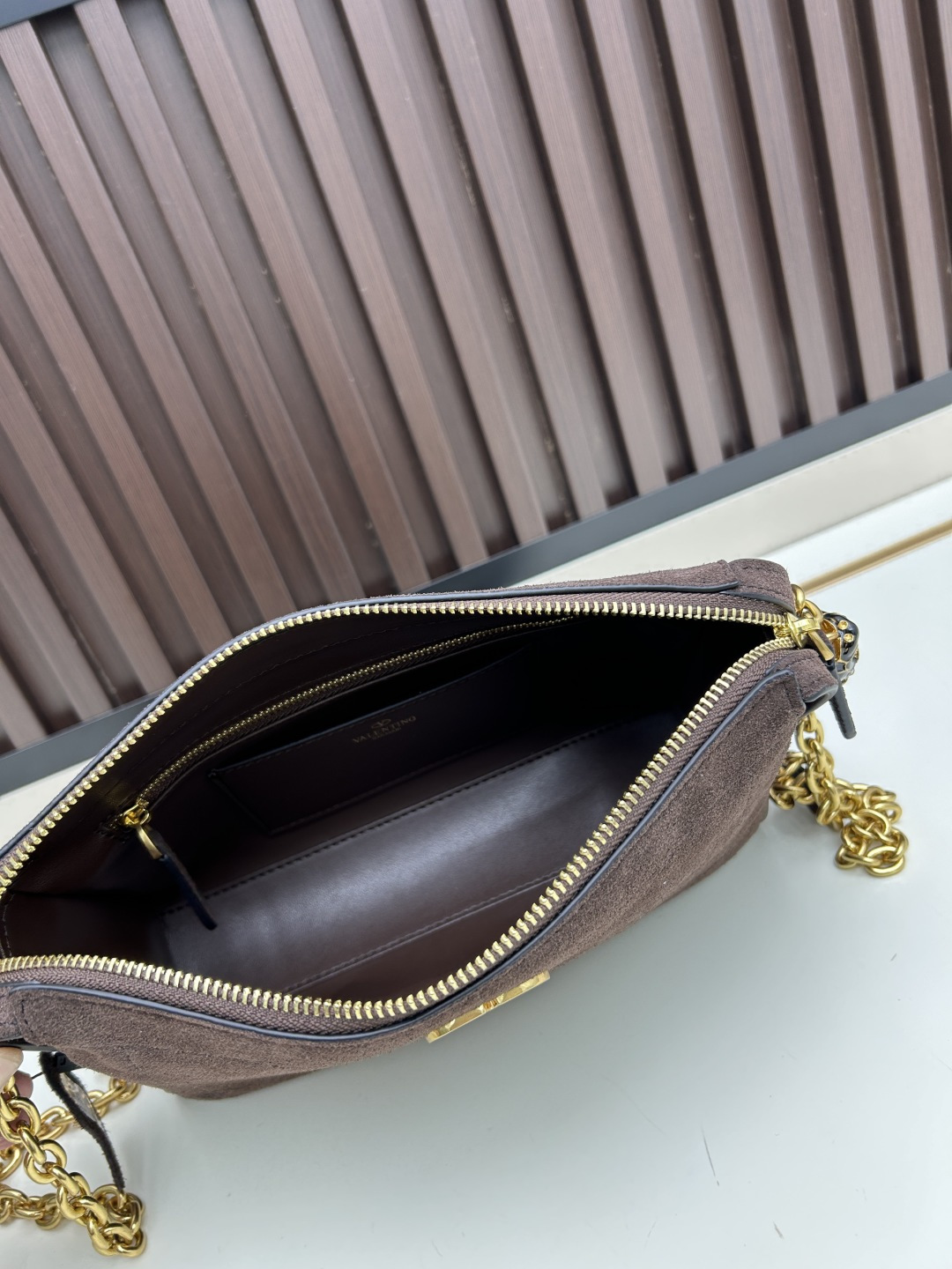 小号磨砂GARAVANI PANTHEA 手袋采用亮面和哑光羊皮革材质拼接出 V 形图案， 饰以珐琅兽头