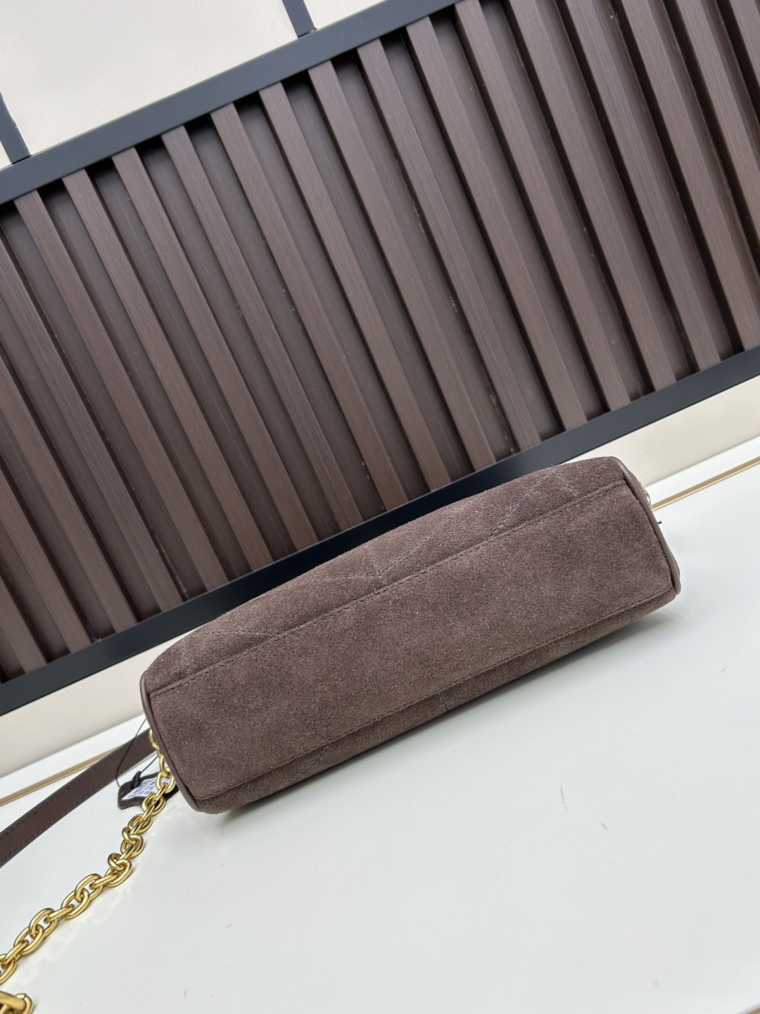 小号磨砂GARAVANI PANTHEA 手袋采用亮面和哑光羊皮革材质拼接出 V 形图案， 饰以珐琅兽头