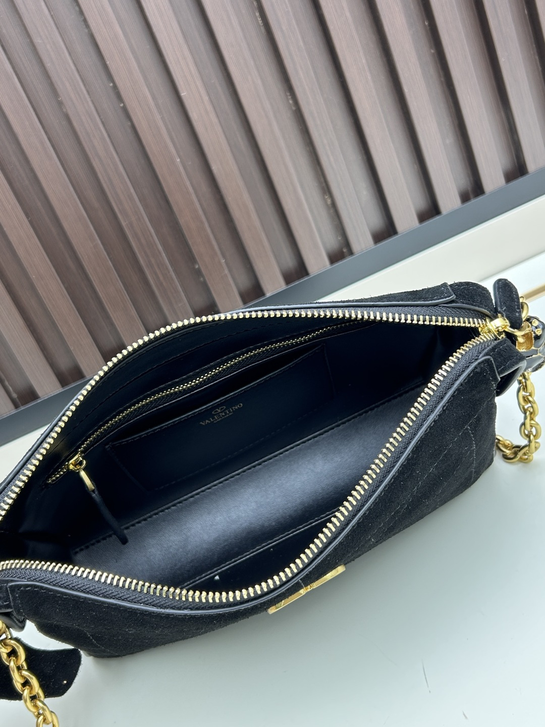 小号磨砂GARAVANI PANTHEA 手袋采用亮面和哑光羊皮革材质拼接出 V 形图案， 饰以珐琅兽头