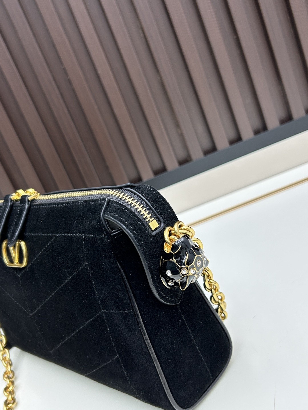 小号磨砂GARAVANI PANTHEA 手袋采用亮面和哑光羊皮革材质拼接出 V 形图案， 饰以珐琅兽头