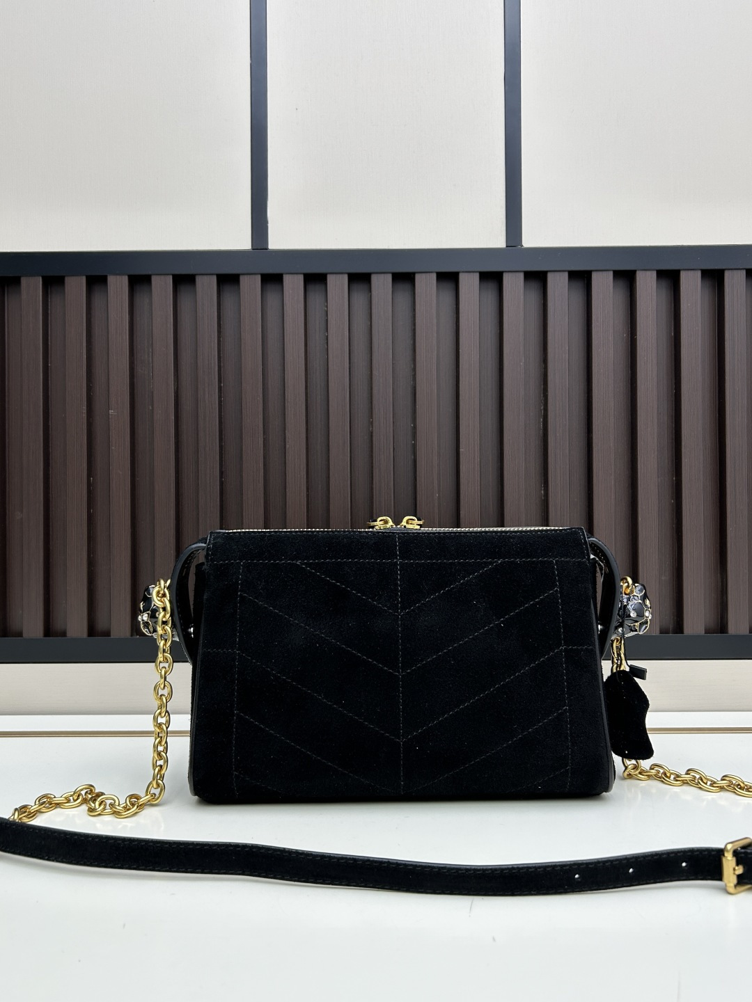 小号磨砂GARAVANI PANTHEA 手袋采用亮面和哑光羊皮革材质拼接出 V 形图案， 饰以珐琅兽头