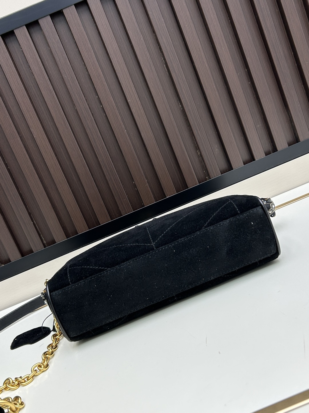 小号磨砂GARAVANI PANTHEA 手袋采用亮面和哑光羊皮革材质拼接出 V 形图案， 饰以珐琅兽头