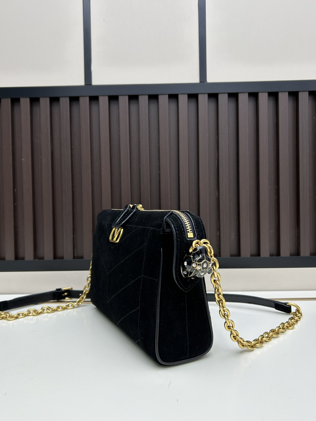 小号磨砂GARAVANI PANTHEA 手袋采用亮面和哑光羊皮革材质拼接出 V 形图案， 饰以珐琅兽头