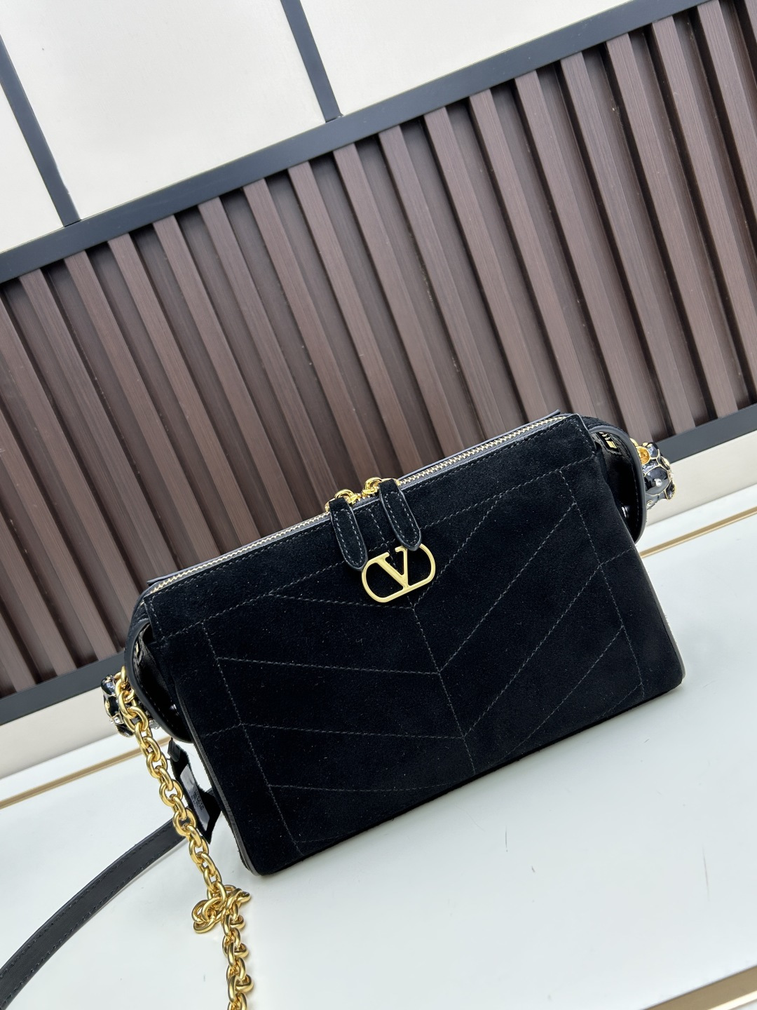 小号磨砂GARAVANI PANTHEA 手袋采用亮面和哑光羊皮革材质拼接出 V 形图案， 饰以珐琅兽头