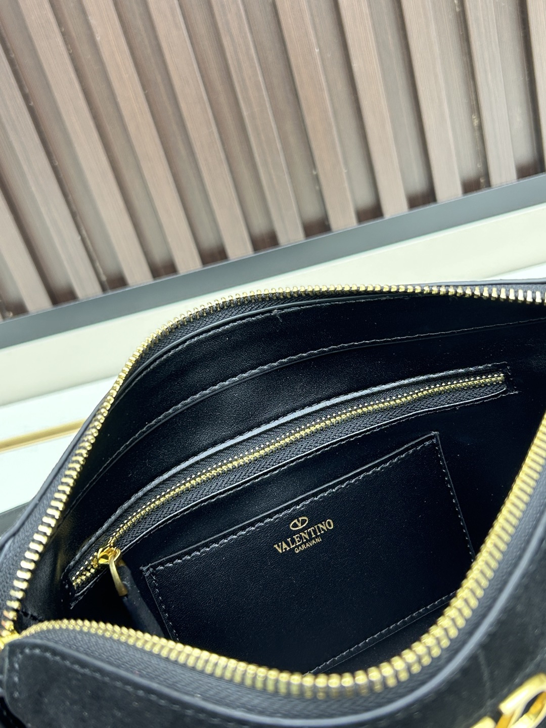 小号磨砂GARAVANI PANTHEA 手袋采用亮面和哑光羊皮革材质拼接出 V 形图案， 饰以珐琅兽头