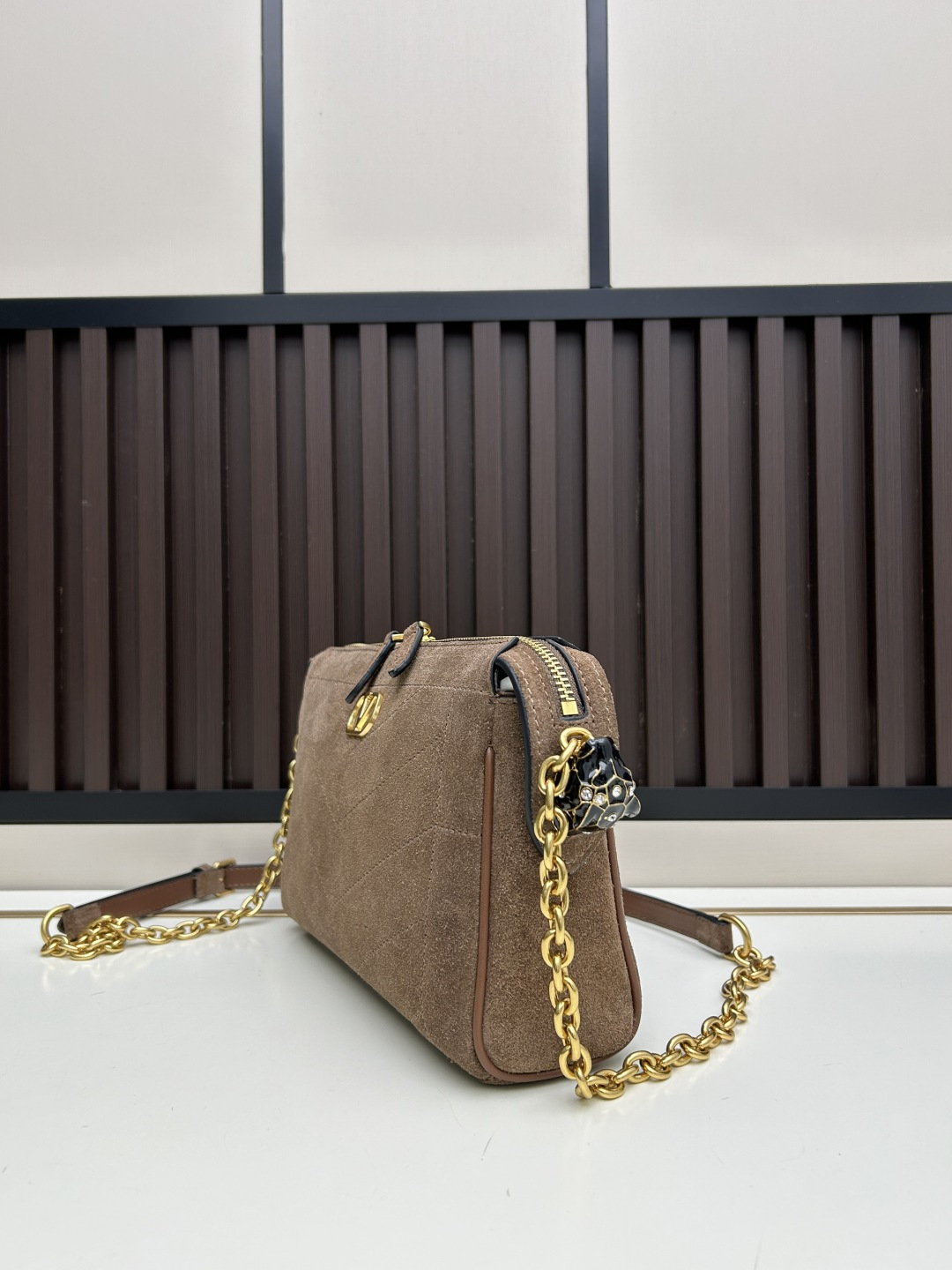 小号磨砂GARAVANI PANTHEA 手袋采用亮面和哑光羊皮革材质拼接出 V 形图案， 饰以珐琅兽头