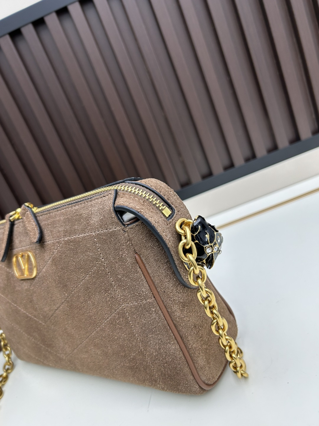 小号磨砂GARAVANI PANTHEA 手袋采用亮面和哑光羊皮革材质拼接出 V 形图案， 饰以珐琅兽头