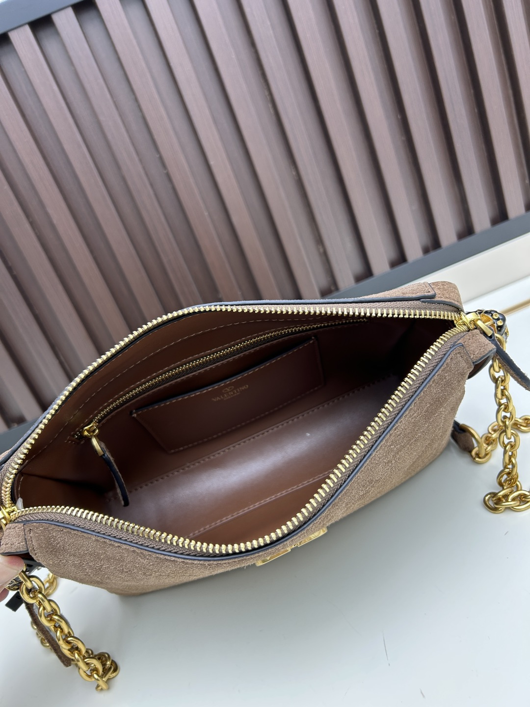 小号磨砂GARAVANI PANTHEA 手袋采用亮面和哑光羊皮革材质拼接出 V 形图案， 饰以珐琅兽头