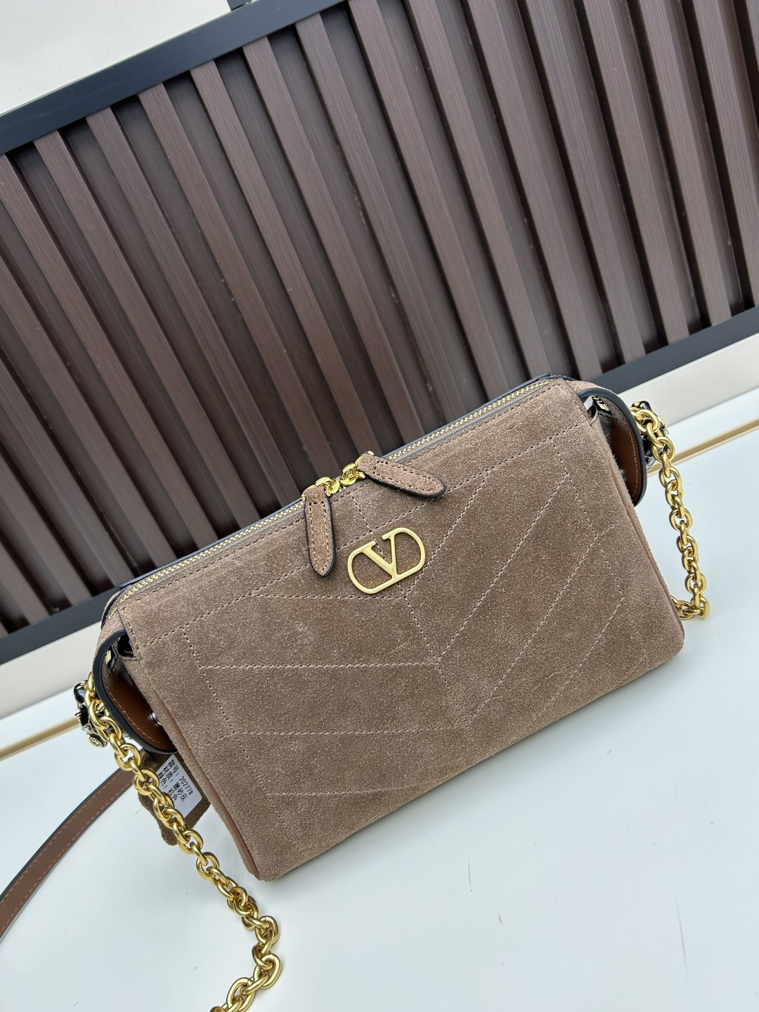 小号磨砂GARAVANI PANTHEA 手袋采用亮面和哑光羊皮革材质拼接出 V 形图案， 饰以珐琅兽头