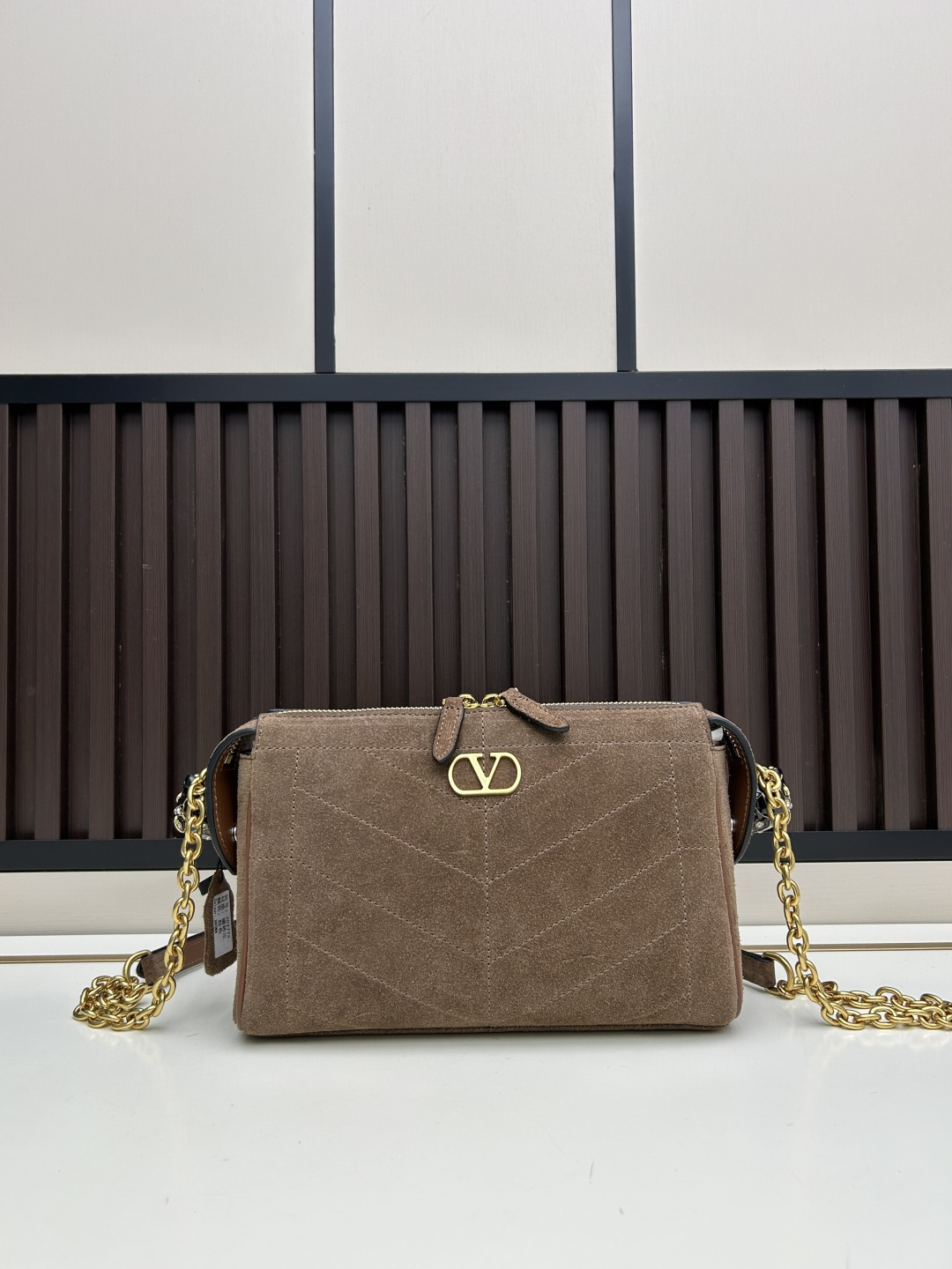 小号磨砂GARAVANI PANTHEA 手袋采用亮面和哑光羊皮革材质拼接出 V 形图案， 饰以珐琅兽头