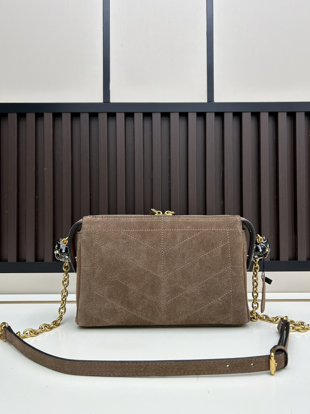 小号磨砂GARAVANI PANTHEA 手袋采用亮面和哑光羊皮革材质拼接出 V 形图案， 饰以珐琅兽头