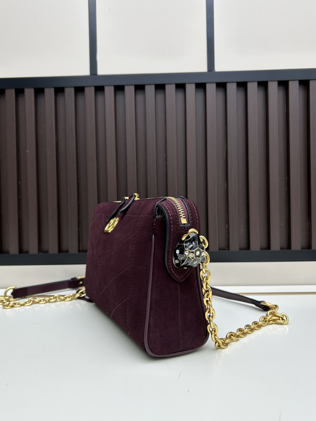 小号磨砂GARAVANI PANTHEA 手袋采用亮面和哑光羊皮革材质拼接出 V 形图案， 饰以珐琅兽头