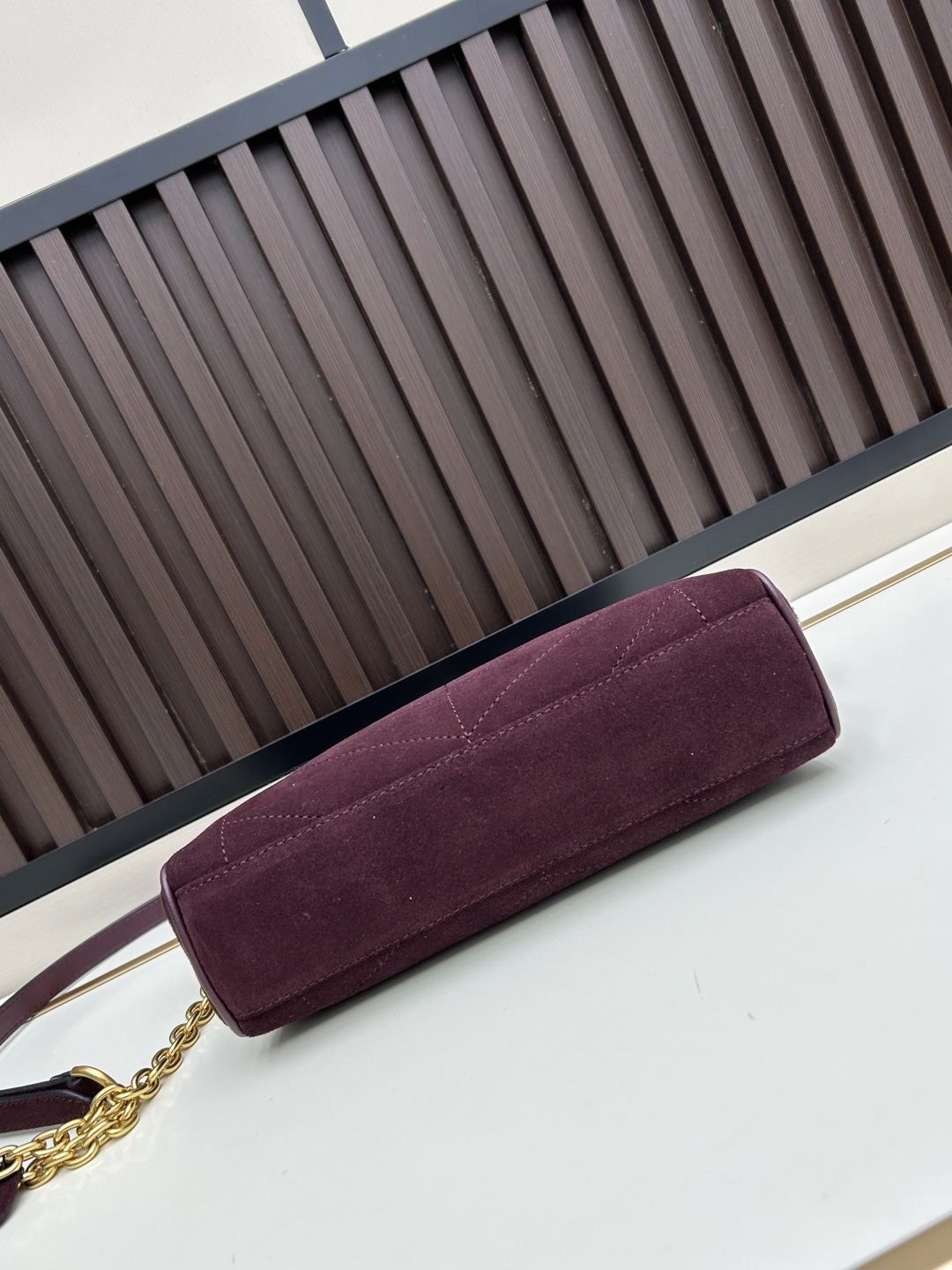 小号磨砂GARAVANI PANTHEA 手袋采用亮面和哑光羊皮革材质拼接出 V 形图案， 饰以珐琅兽头