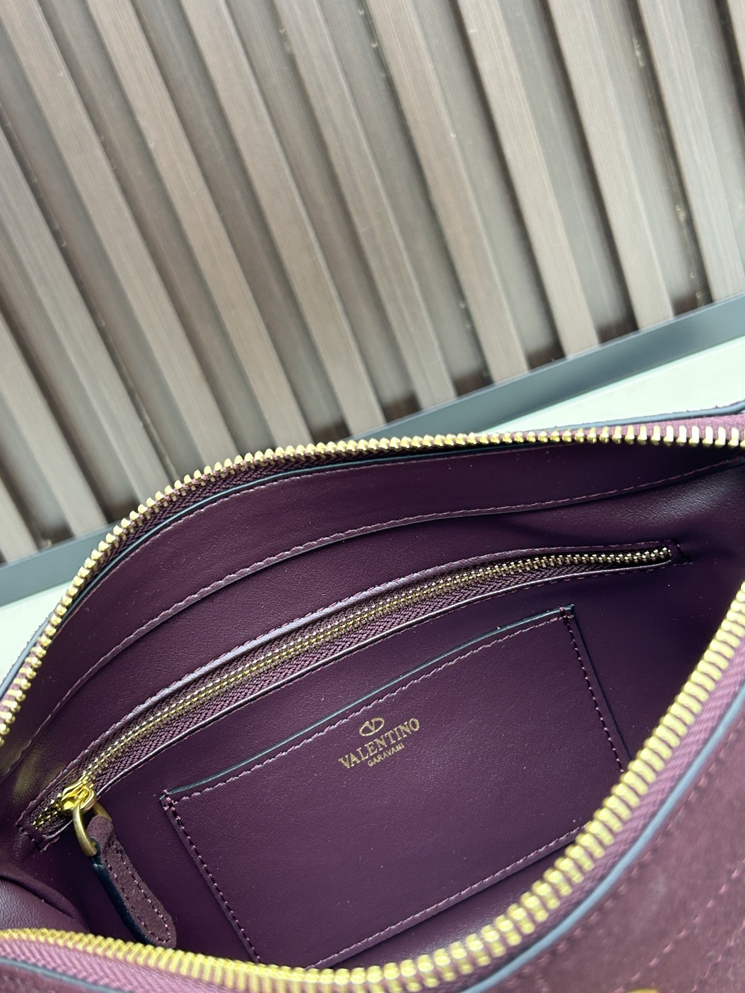 小号磨砂GARAVANI PANTHEA 手袋采用亮面和哑光羊皮革材质拼接出 V 形图案， 饰以珐琅兽头