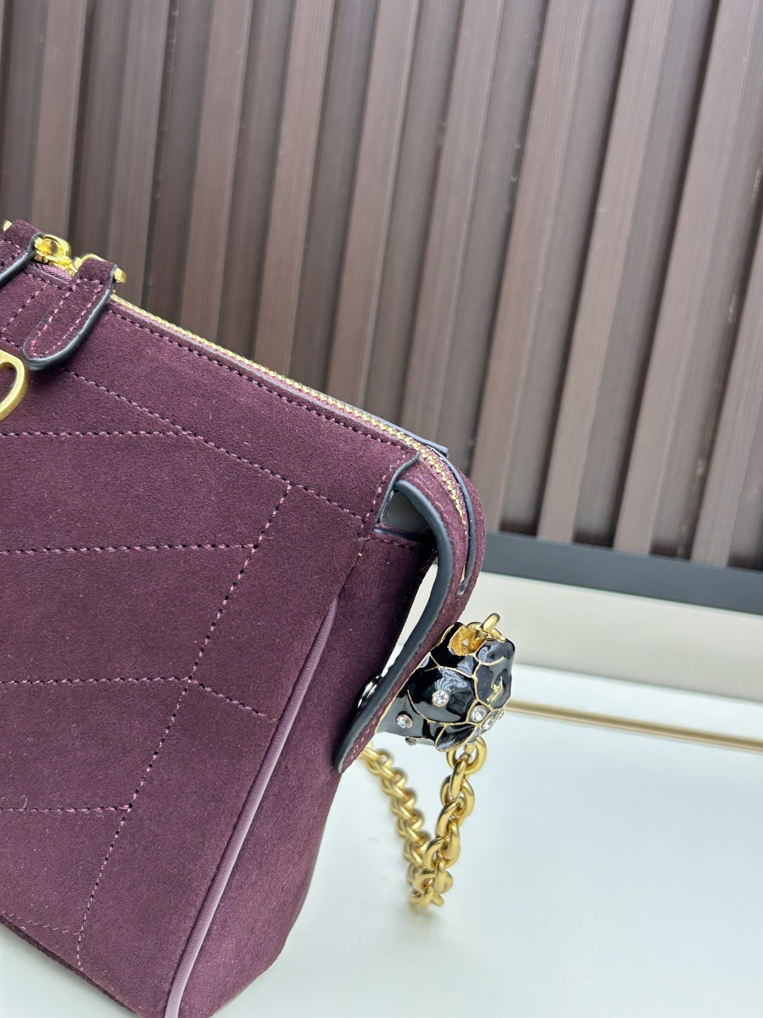 小号磨砂GARAVANI PANTHEA 手袋采用亮面和哑光羊皮革材质拼接出 V 形图案， 饰以珐琅兽头