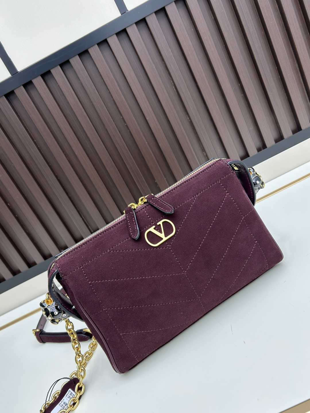 小号磨砂GARAVANI PANTHEA 手袋采用亮面和哑光羊皮革材质拼接出 V 形图案， 饰以珐琅兽头