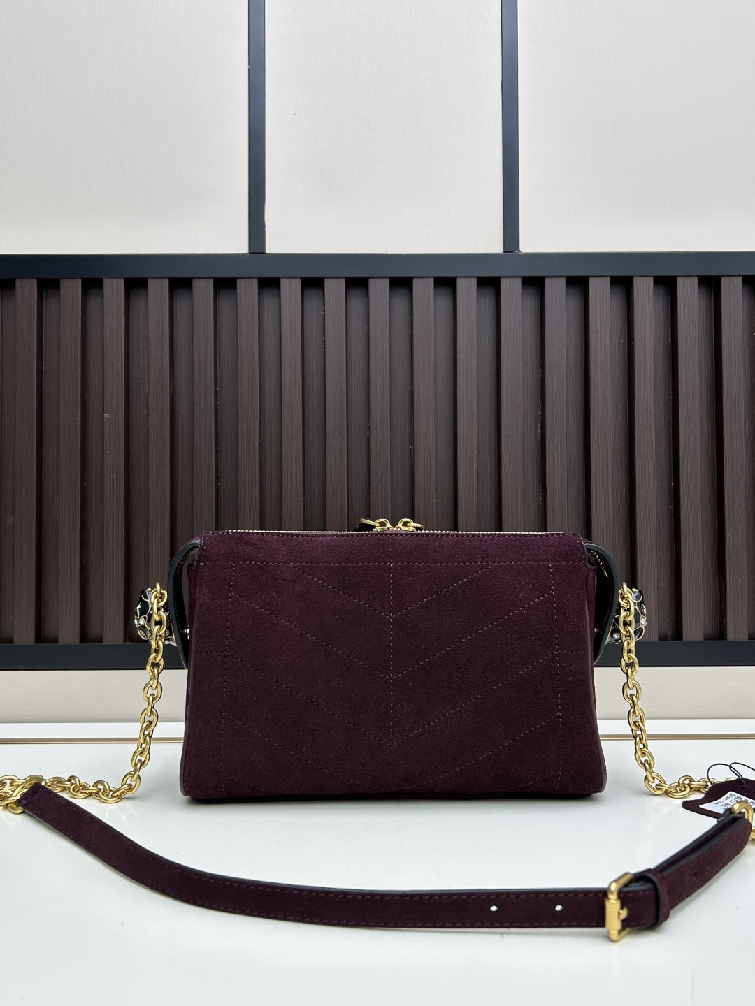 小号磨砂GARAVANI PANTHEA 手袋采用亮面和哑光羊皮革材质拼接出 V 形图案， 饰以珐琅兽头