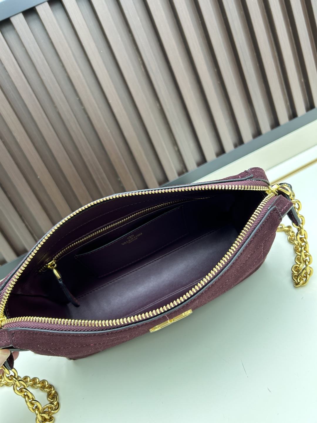 小号磨砂GARAVANI PANTHEA 手袋采用亮面和哑光羊皮革材质拼接出 V 形图案， 饰以珐琅兽头