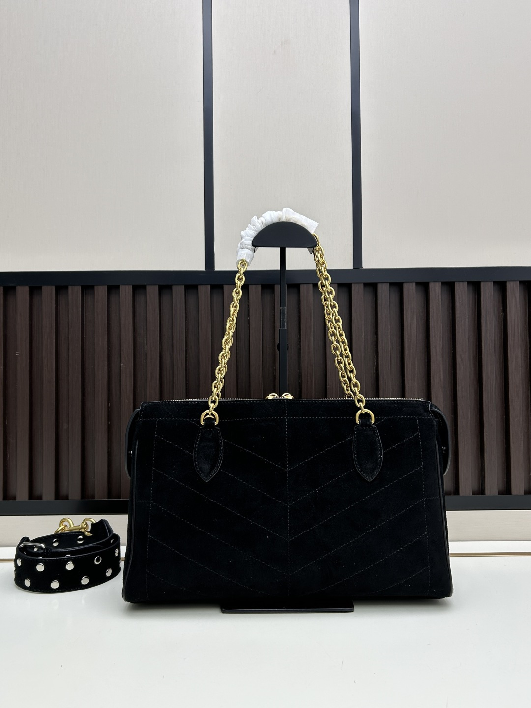 大号磨砂GARAVANI PANTHEA 手袋采用亮面和哑光羊皮革材质拼接出 V 形图案， 饰以珐琅兽头