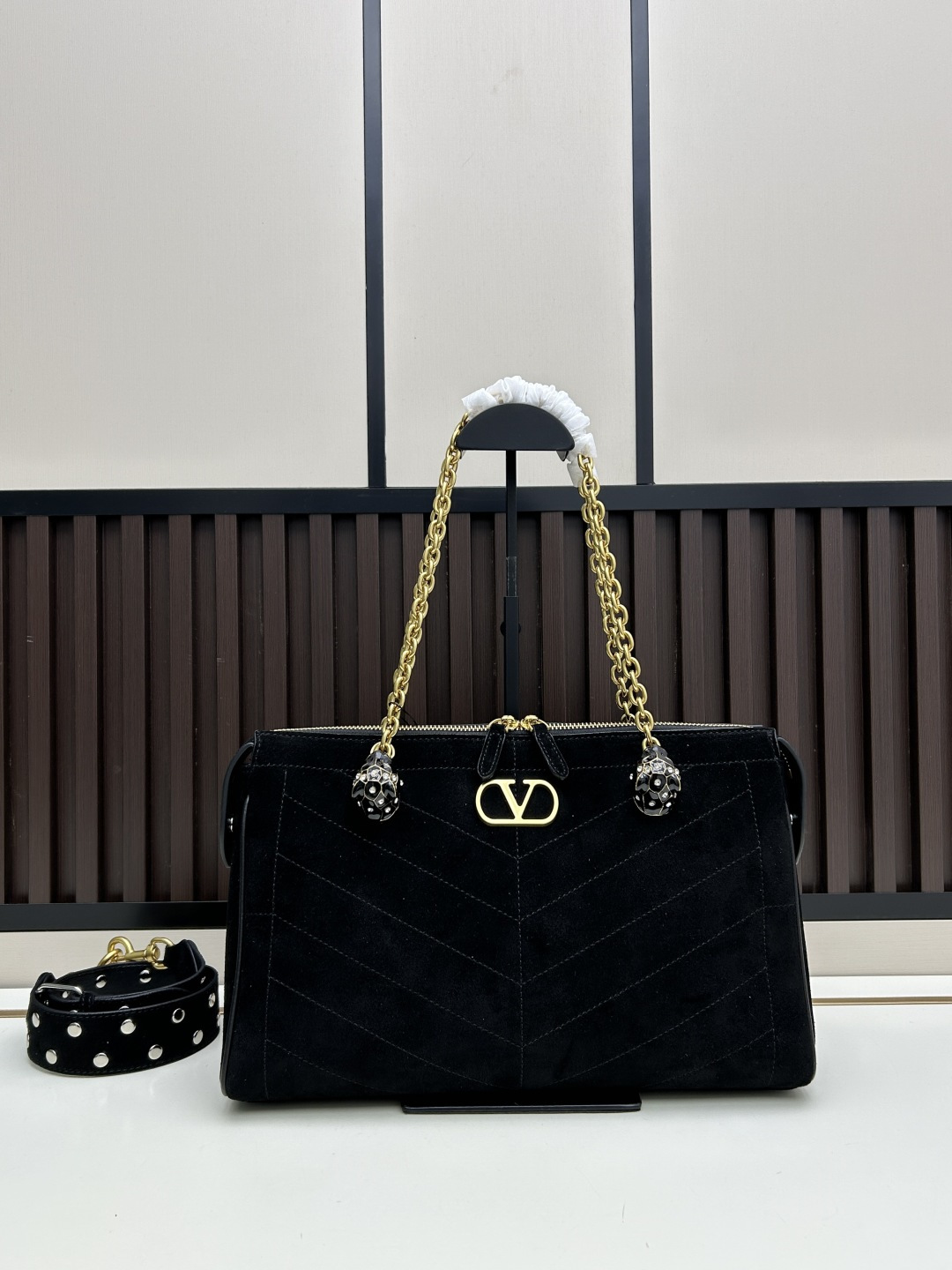 大号磨砂GARAVANI PANTHEA 手袋采用亮面和哑光羊皮革材质拼接出 V 形图案， 饰以珐琅兽头