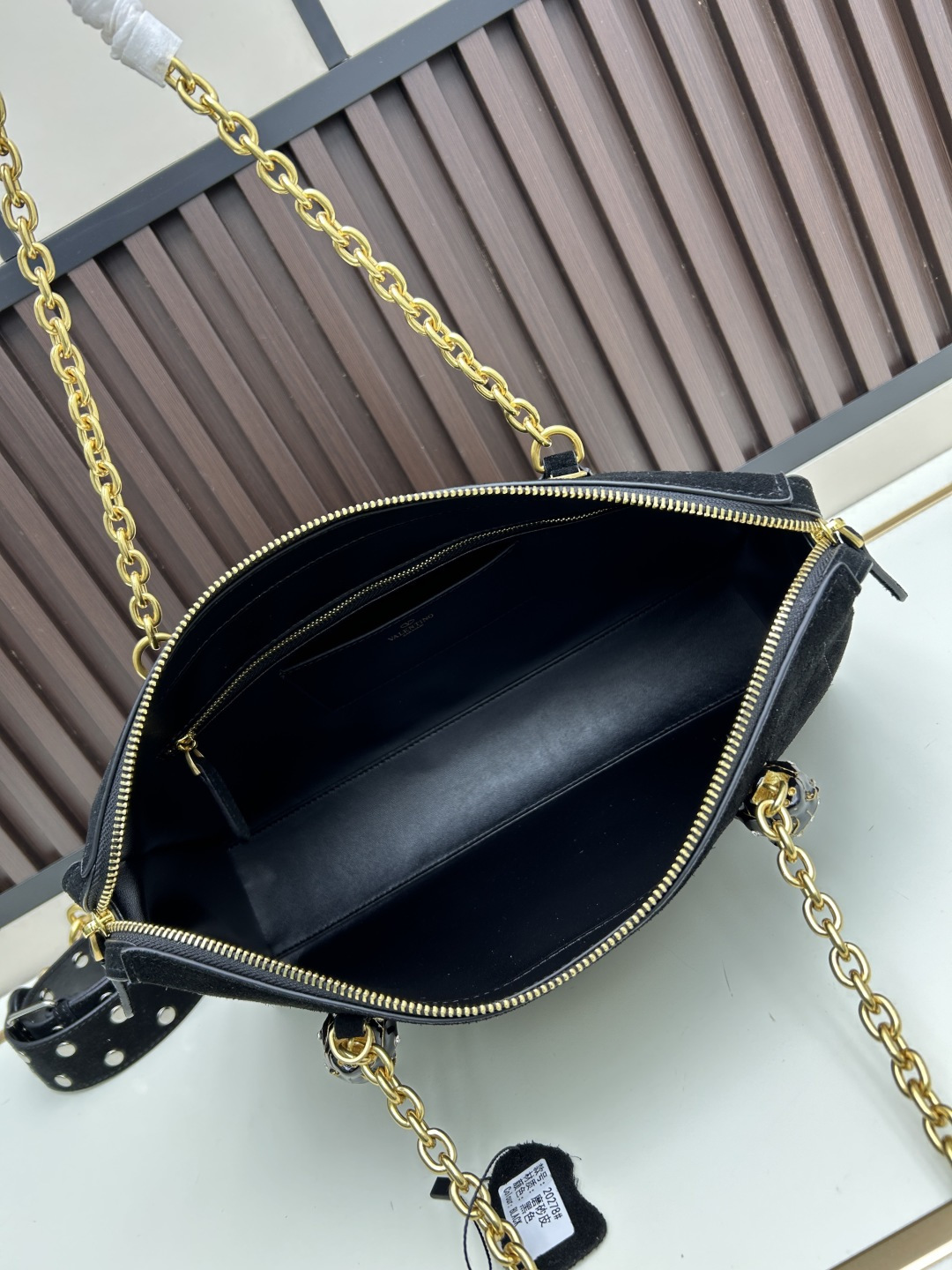 大号磨砂GARAVANI PANTHEA 手袋采用亮面和哑光羊皮革材质拼接出 V 形图案， 饰以珐琅兽头