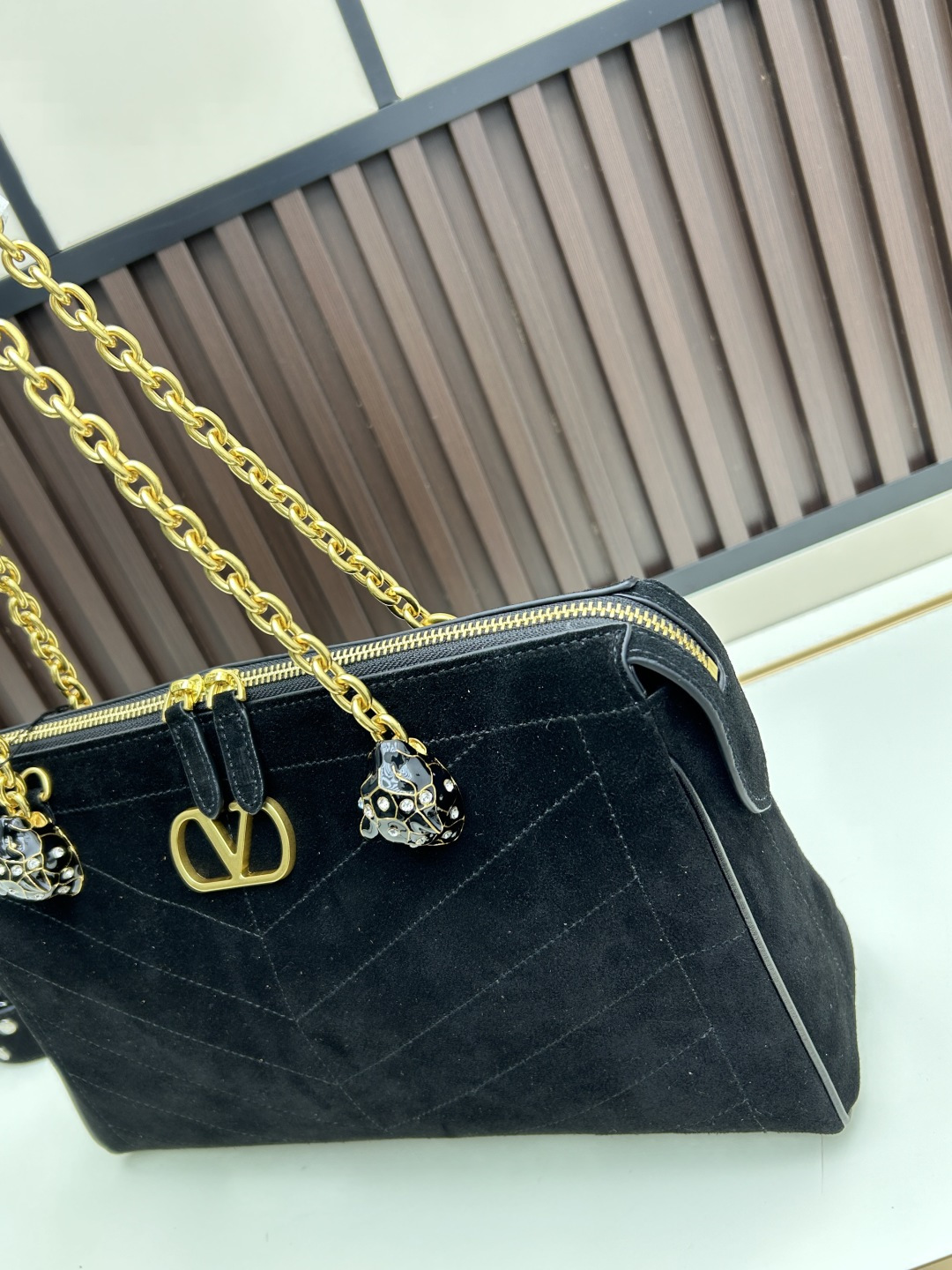 大号磨砂GARAVANI PANTHEA 手袋采用亮面和哑光羊皮革材质拼接出 V 形图案， 饰以珐琅兽头