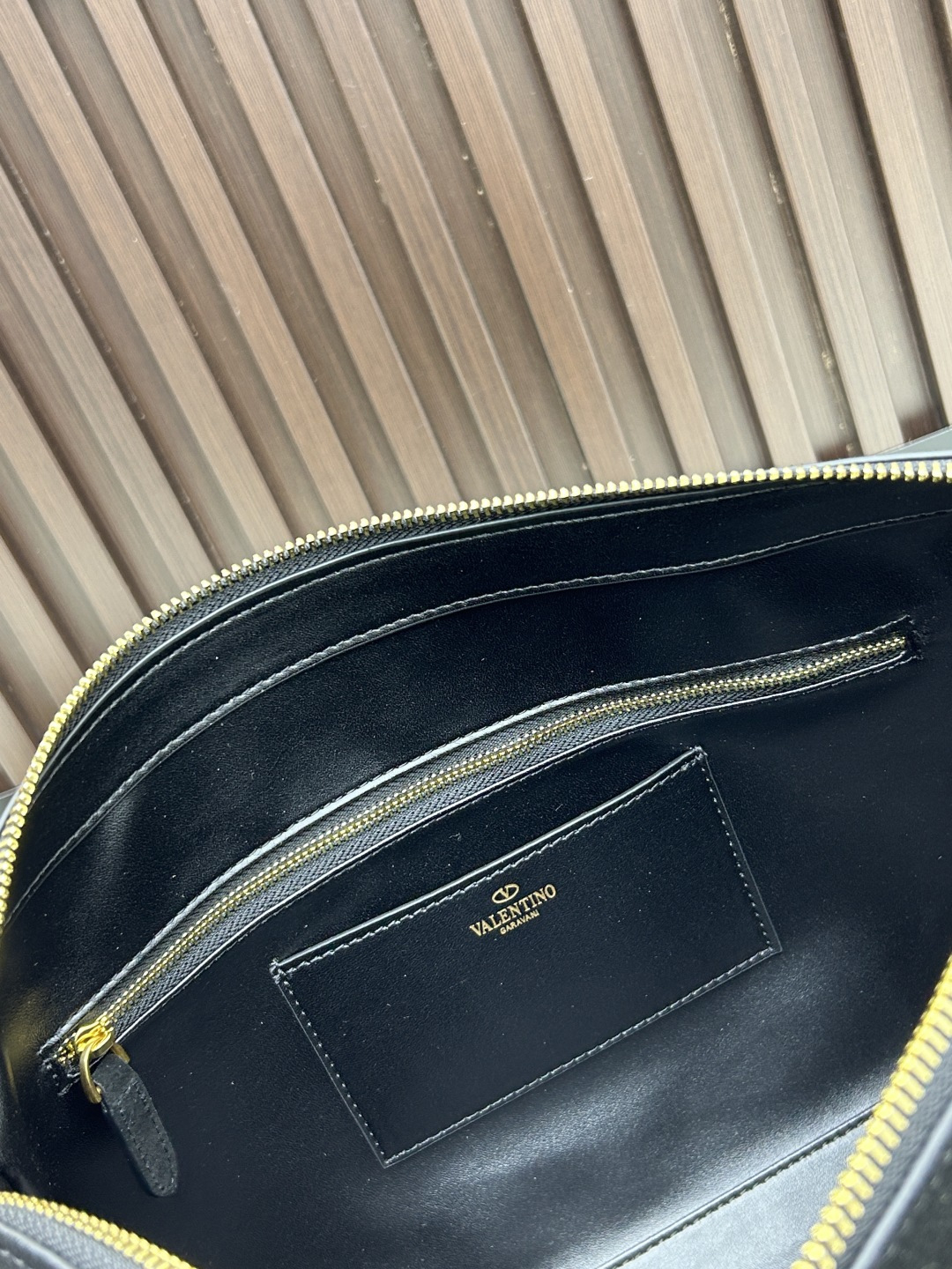 大号磨砂GARAVANI PANTHEA 手袋采用亮面和哑光羊皮革材质拼接出 V 形图案， 饰以珐琅兽头