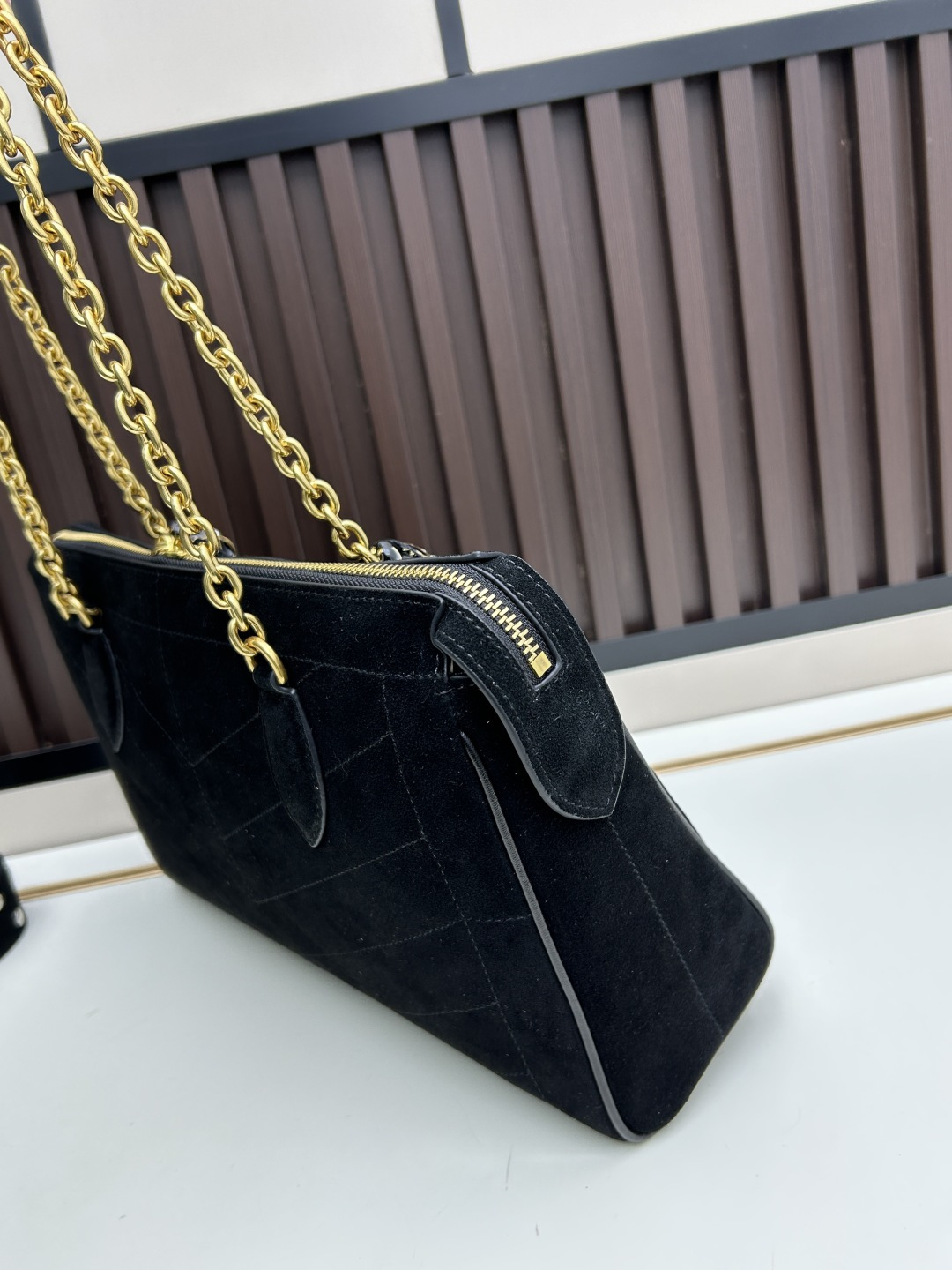 大号磨砂GARAVANI PANTHEA 手袋采用亮面和哑光羊皮革材质拼接出 V 形图案， 饰以珐琅兽头