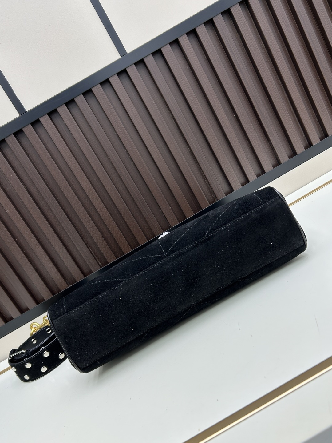 大号磨砂GARAVANI PANTHEA 手袋采用亮面和哑光羊皮革材质拼接出 V 形图案， 饰以珐琅兽头