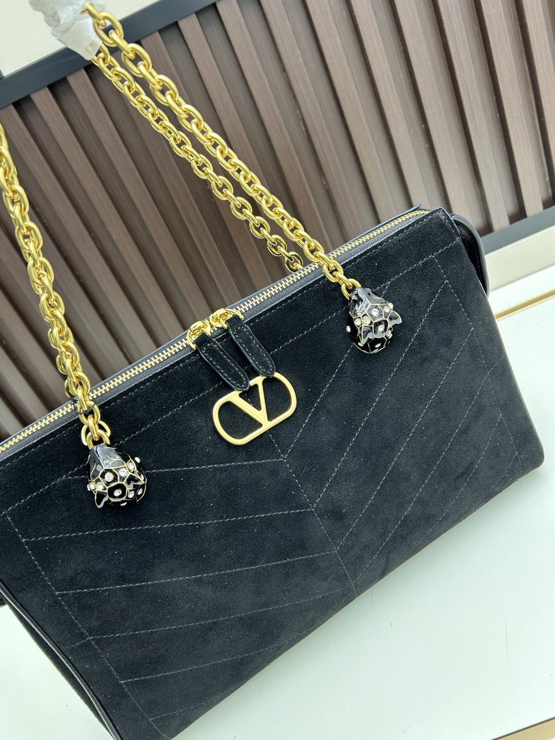 大号磨砂GARAVANI PANTHEA 手袋采用亮面和哑光羊皮革材质拼接出 V 形图案， 饰以珐琅兽头